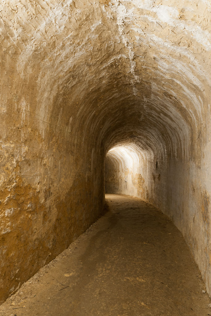 Couloir souterrain de liaison entre la poterne du bastion du château et la fausse-braie du côté du front du Cône au nord.