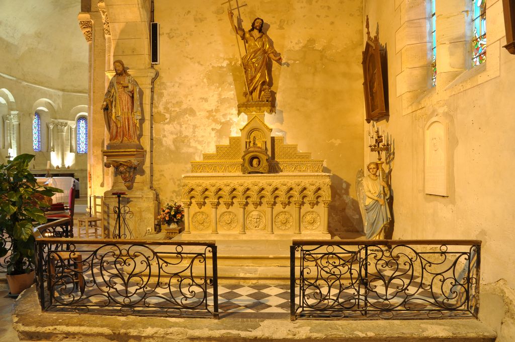 Bas-côté sud : autel à saint Jean-Baptiste.
