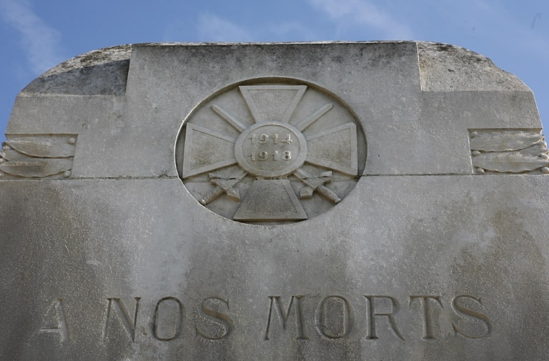 Croix de guerre au sommet du monument.
