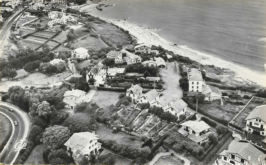 Vue du quartier Parlementia et de la plage, carte postale, années 1960.