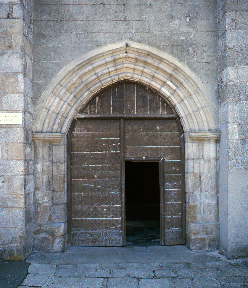 Vue d'ensemble du portail principal de l'église (mur nord), avec ses faisceaux de fines colonnettes engagées recevant la retombée des tores arrondis