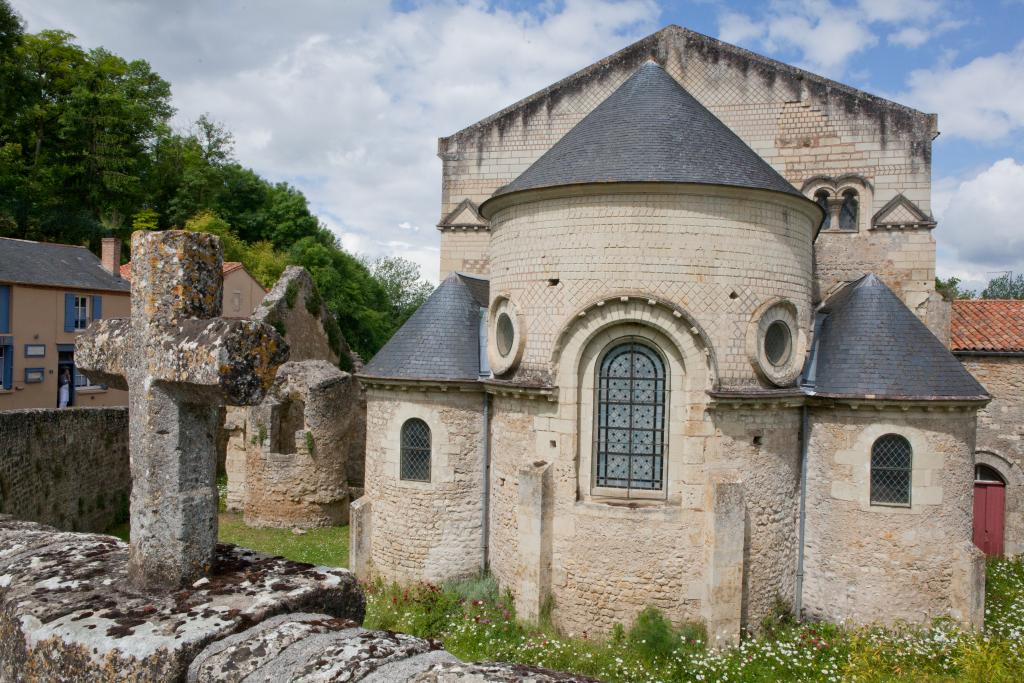 Le chevet de l'église et croix sur le muret.