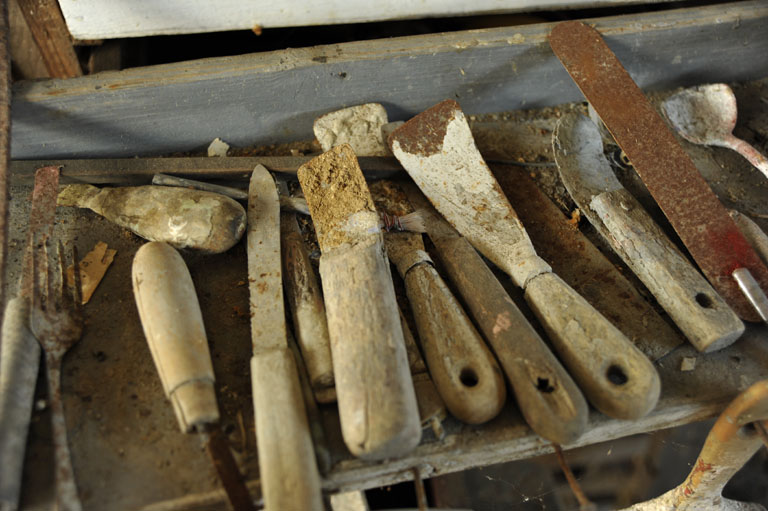 Outils conservés dans l'atelier.