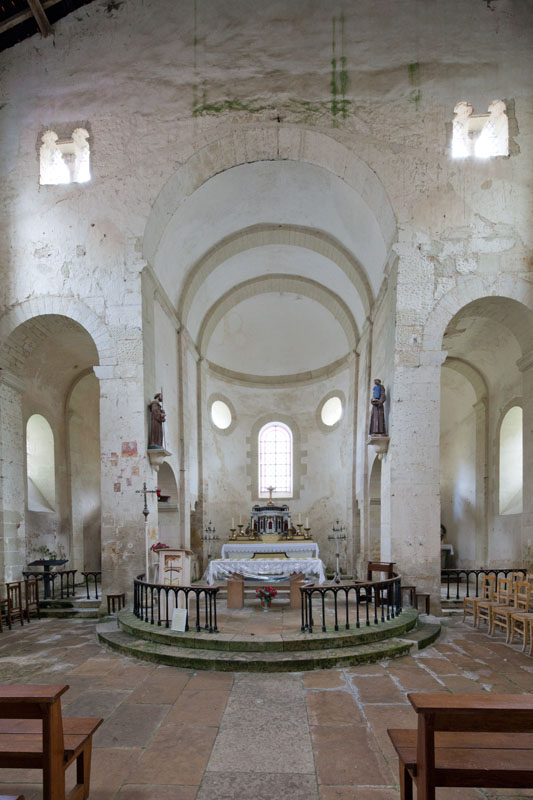 Le choeur de l'église et les deux chapelles latérales, couverts de voûtes en berceau plein cintre. Deux petites baies géminées percées dans le mur pignon oriental éclairent l'ancien