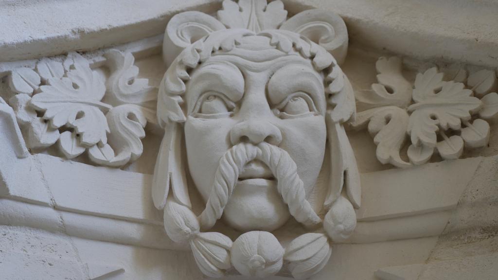 Appartements du roi, au premier étage : détail de mascaron décorant le fronton d'une porte.