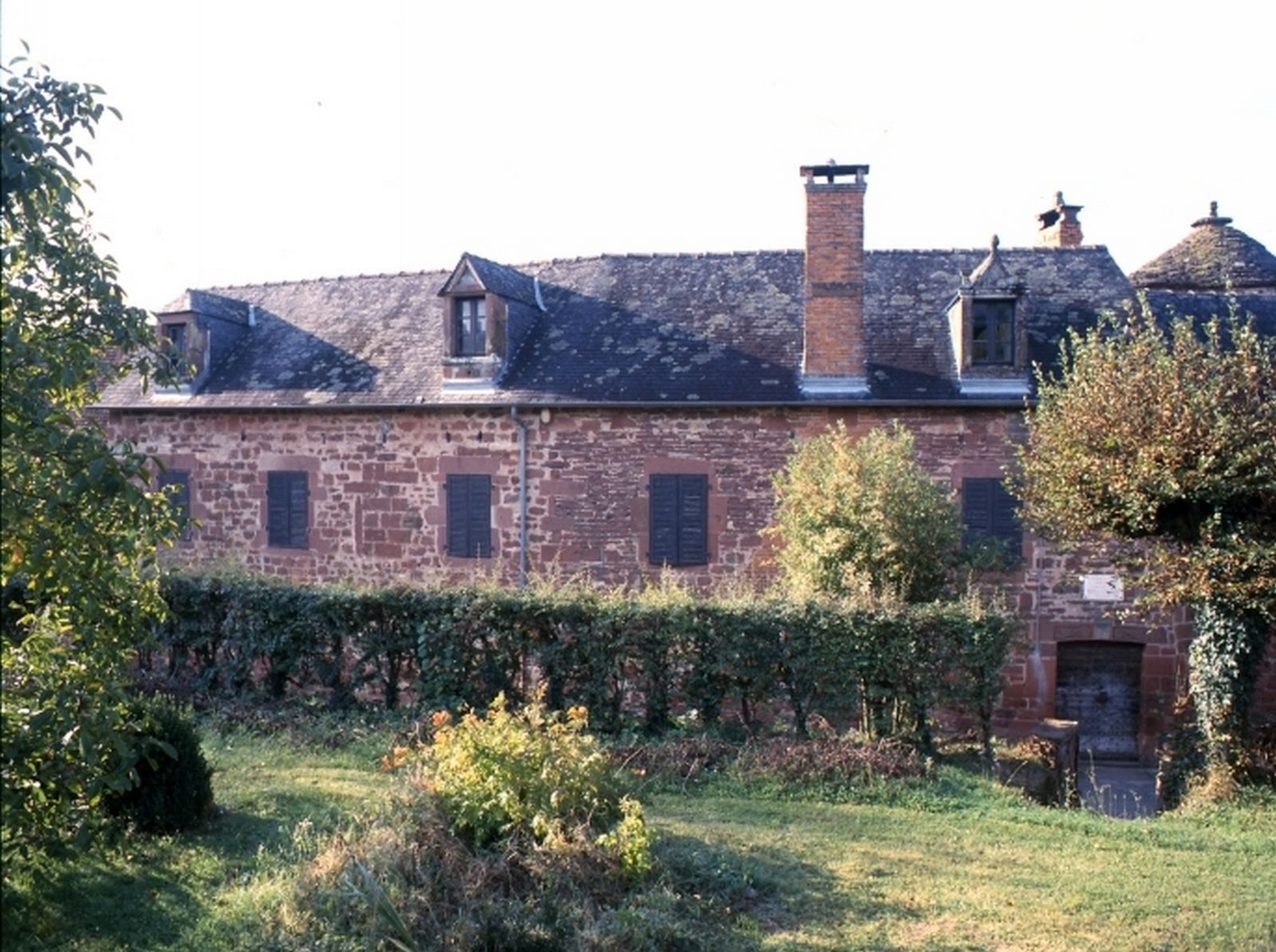 Elévation nord de l'ancienne grange transformée en logement au début du 20e siècle et intégrée à l'ancien manoir de Beauvirie. 
