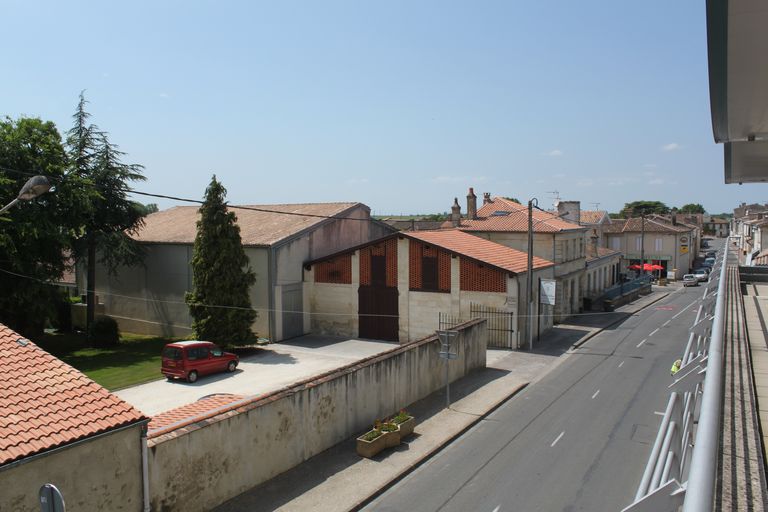 Vue d'ensemble de la rue principale du village de Beychevelle.