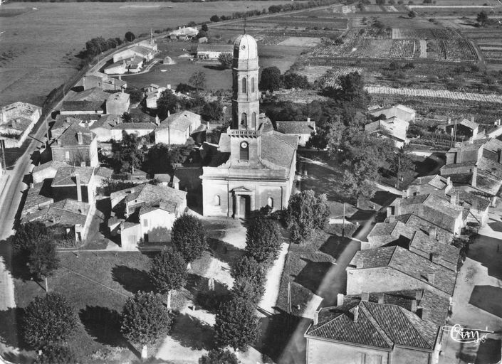 Carte postale (collection particulière), 2e moitié 20e siècle : vue aérienne du quartier de l'église.