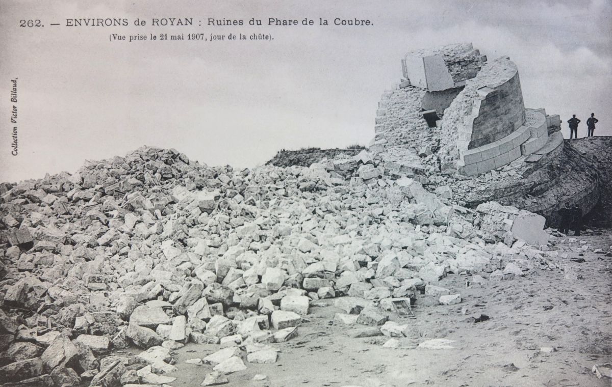 Les ruines du phare de 1895, écroulé le 21 mai 1907.