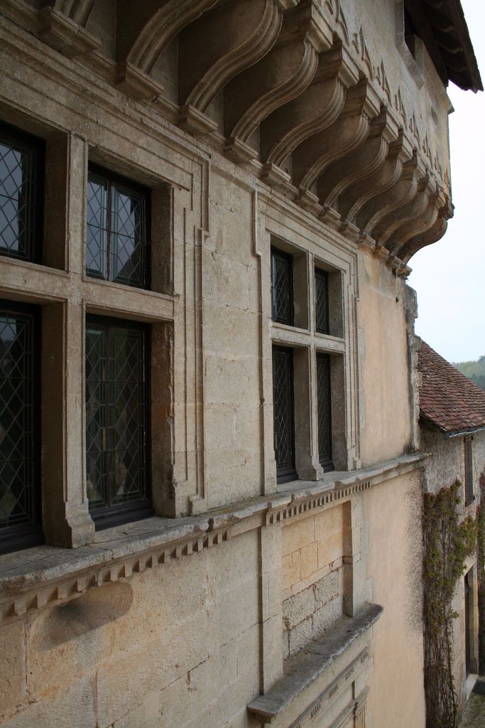 Grand corps de logis, aile sud, élévation sur cour (nord) : détail des fenêtres du premier étage.