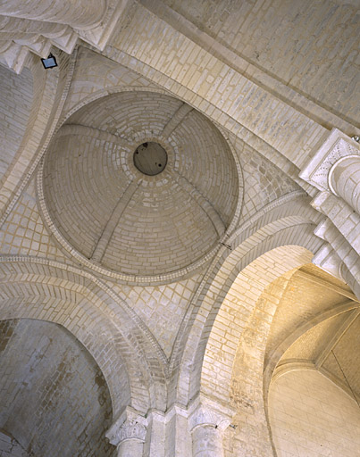La croisée du transept est couverte d'une coupole portée par des pendentifs qui permettent de passer du plan carré de la croisée au plan circulaire de la coupole. Les pierres disposées en losange des pendentifs conférent à ces derniers un effet d'élancement.