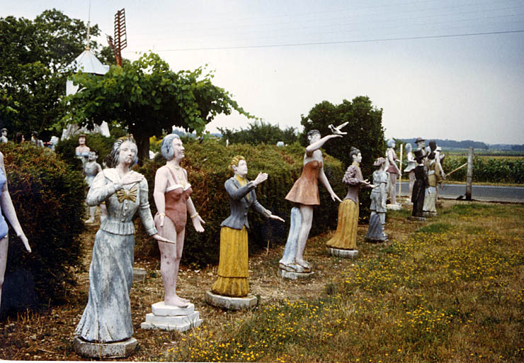 Photographie de 1991 sur laquelle est visible la statue de dos.