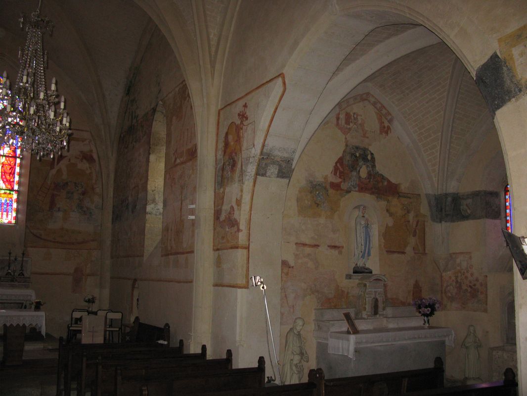 Vue de la partie droite du choeur et de la chapelle gothique : détail des peintures murales du 15e siècle.