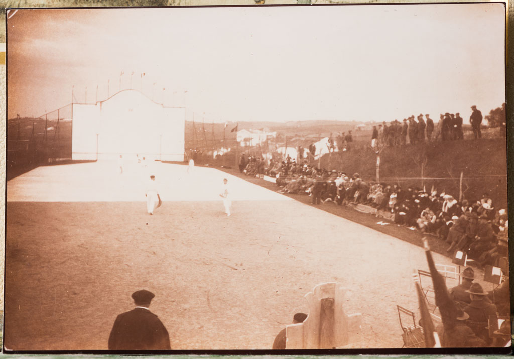Le fronton de pelote basque lors d'un match, photographie, 2e quart du 20e siècle.