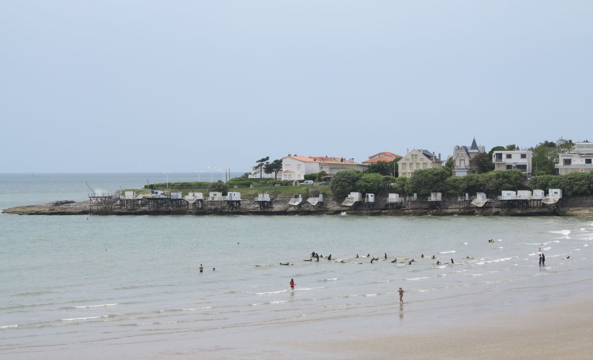 Le côté ouest de la conche de Pontaillac, bordé de villas et de carrelets, sur la commune de Vaux-sur-Mer.