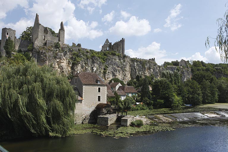 Front ouest du château et moulin.