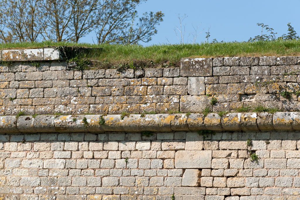 Bastion du château : front est, détail du parapet.
