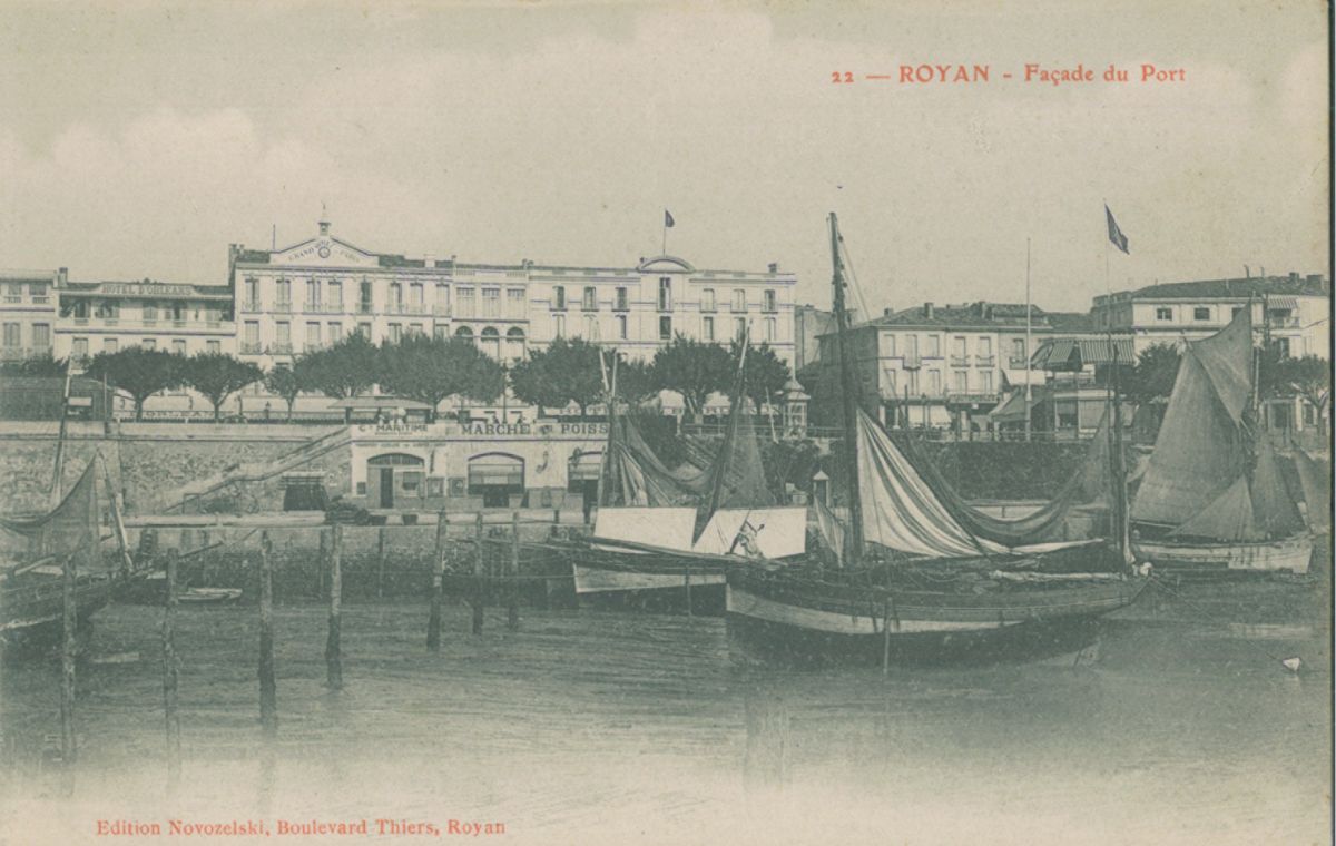 Le quai Amiral-Meyer avec le marché au poisson au début du 20e siècle.