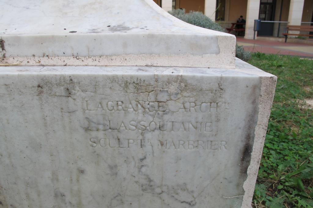 Monument commémoratif aux élèves morts pendant la guerre de 1870. Signature sur le socle : Lagrange architecte, Lassoutanie sculpteur marbrier (cour couverte du lycée).