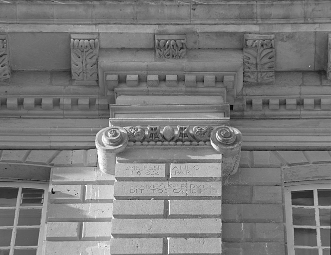 Bâtiment est, façade est, second piliastre de gauche, inscription : ME FECIT ANNO 1682 PAR FRANCOIS LE DUC DIT TOSCANE.