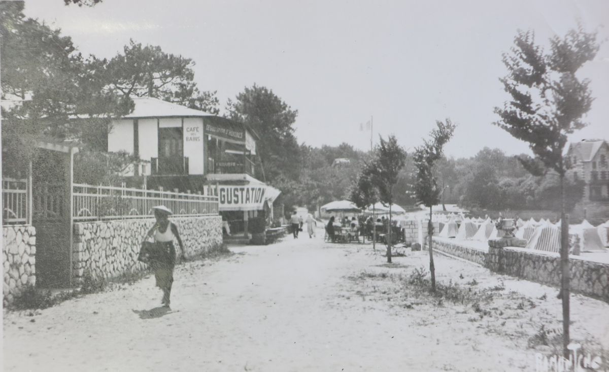 Le café des Bains, sa terrasse et les cabines sur la plage du Bureau, vers 1930.