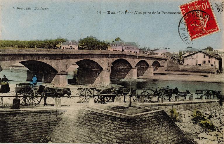 Vue d'ensemble du pont depuis le sud-est avant élargissement (avant 1909). Carte postale, L Bosq édit.