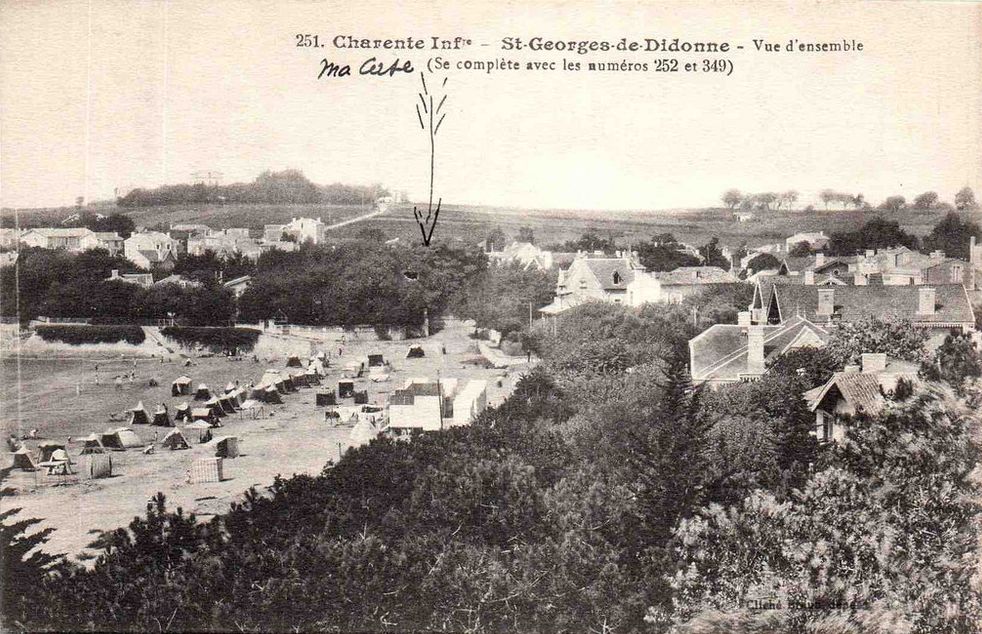 Vue en direction de l'ouest et de la Crête de Vallières depuis le sud du bourg vers 1900.