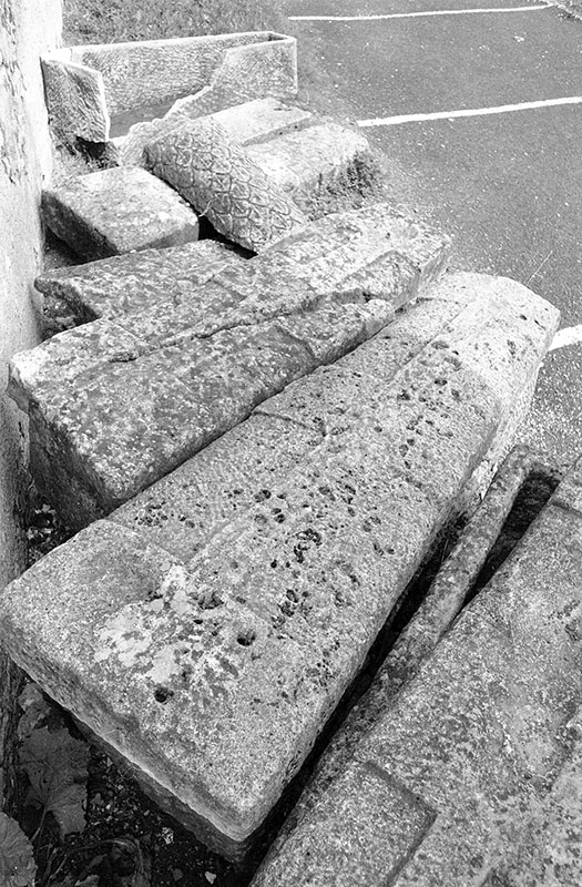 Sarcophages adossés au nord de l'église, en 1977.