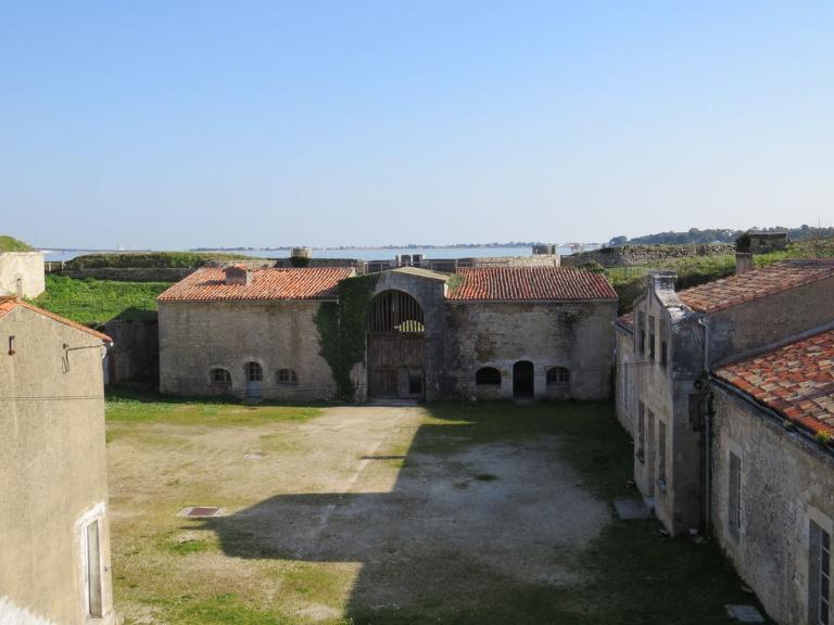 Cour intérieure et revers de l'entrée du fort.