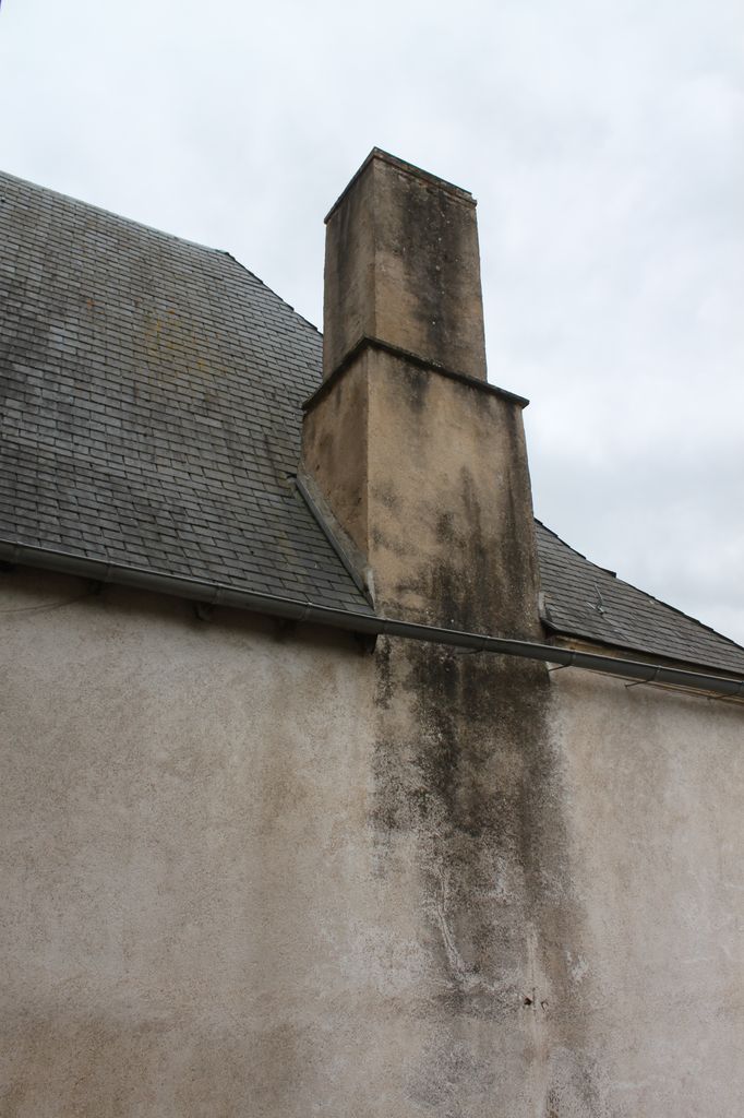 Vue d'une souche de cheminée du corps de logis secondaire, côté nord.