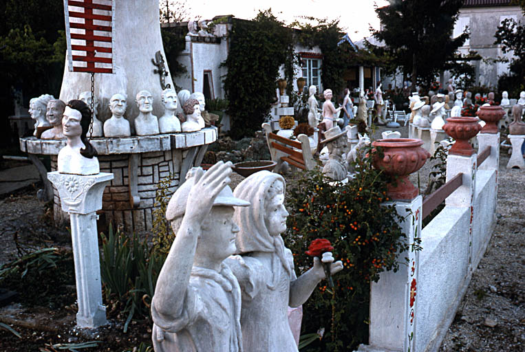 Statues et bustes photographiées en 1977 depuis le bord de la route.