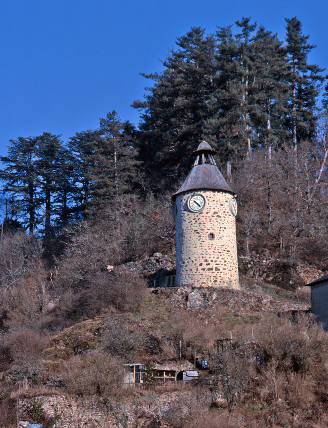 Vue générale de la Tour de l'Horloge, vestige des anciennes fortifications de la ville.
