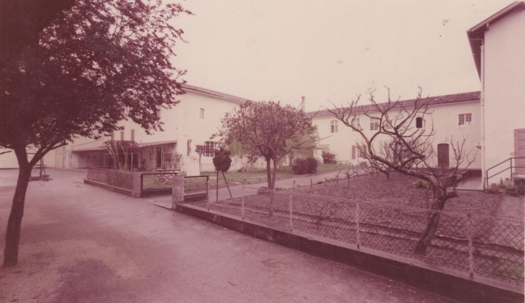 Vue de la cour principale depuis le nord est, 1964.
