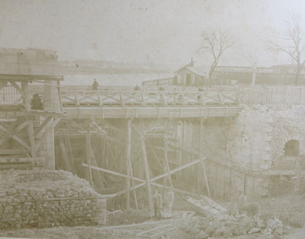 Construction du bassin : vue de l'écluse après la tempête, le 19 février 1886.