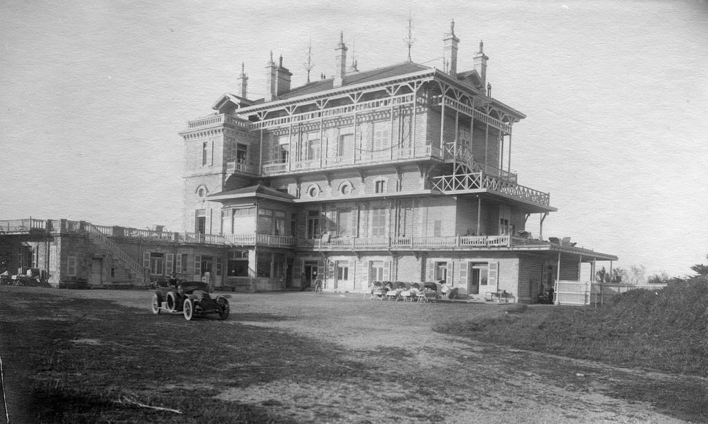 Vue d'ensemble du château lors de sa transformation en hôpital militaire, 1916-1922.