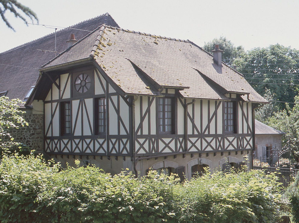 Vue du pavillon d'entrée du parc, à usage de conciergerie, bâti dans un style anglo-normand.