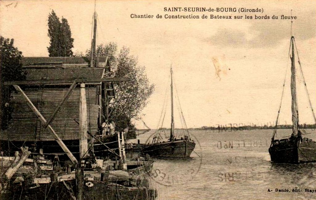 Carte postale (collection particulière) : chantier de construction de bateaux sur les bords du fleuve, début 20e siècle.