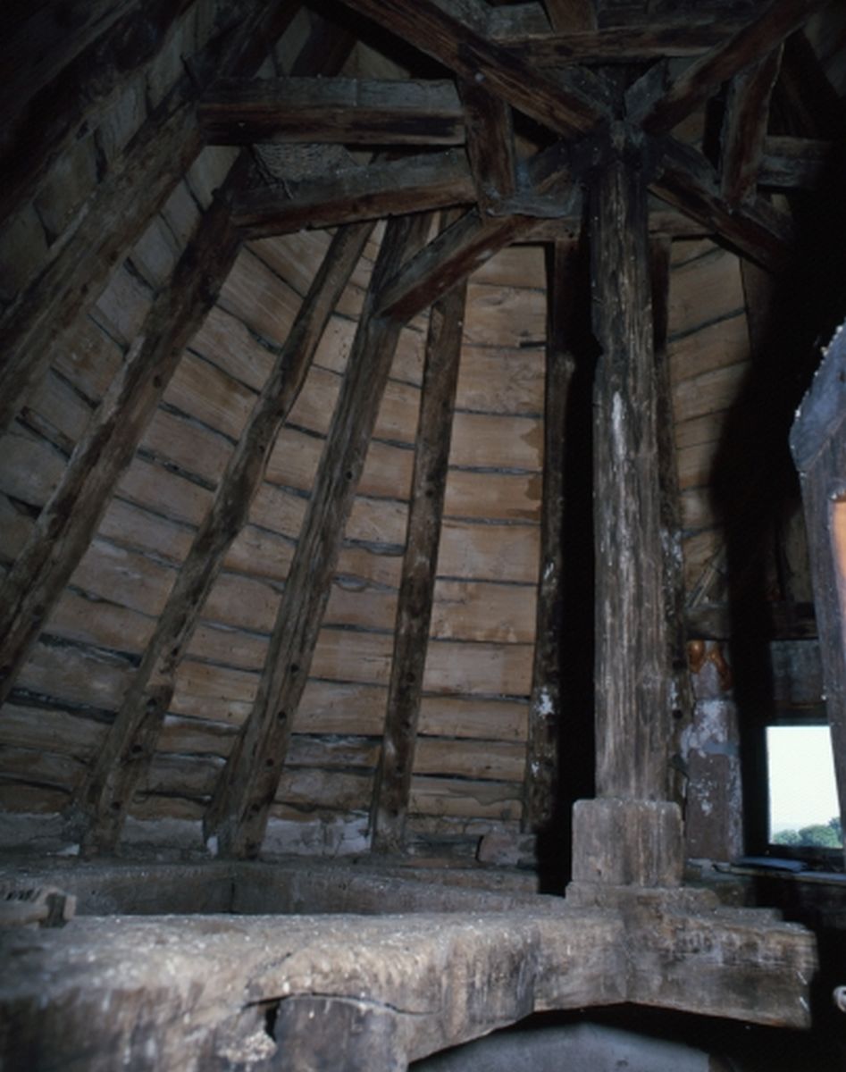 Charpente lambrissée à enrayure, située dans la tour 16e siècle.