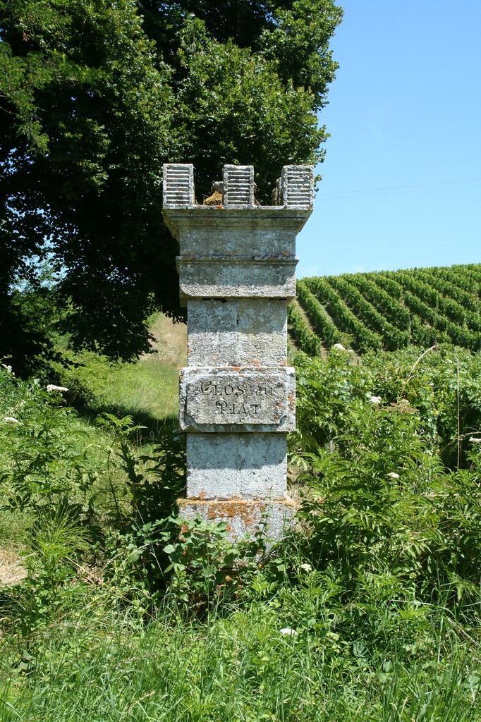 Clos du Piat : pilier de portail dans le vignoble.