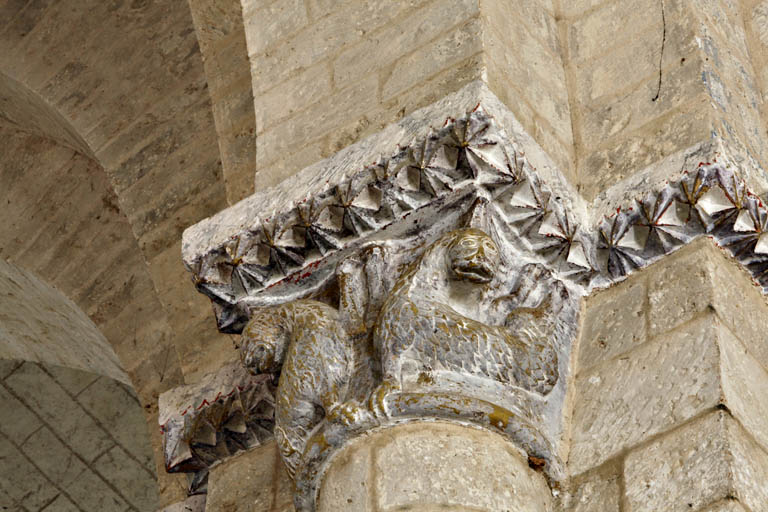 Croisée du transept, pile nord-est, chapiteau sud : lions affrontés avec les pattes de derrière en l'air.