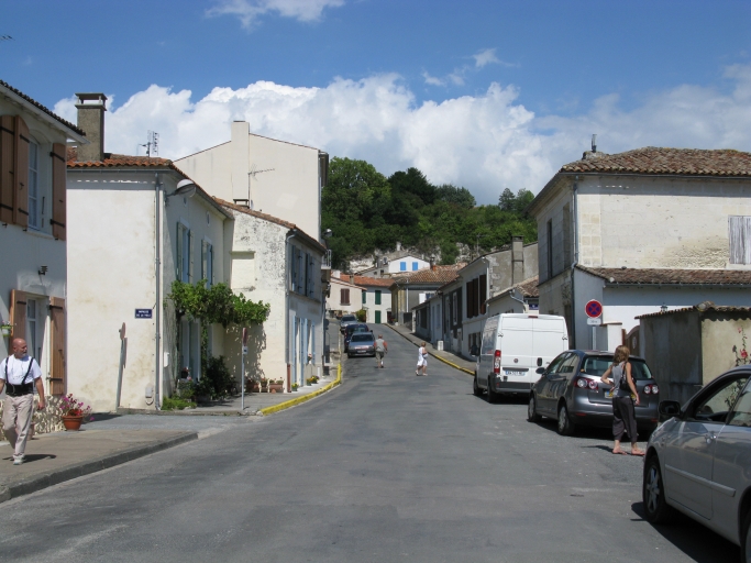 La partie haute du hameau et la rue du Port vus depuis l'ouest.