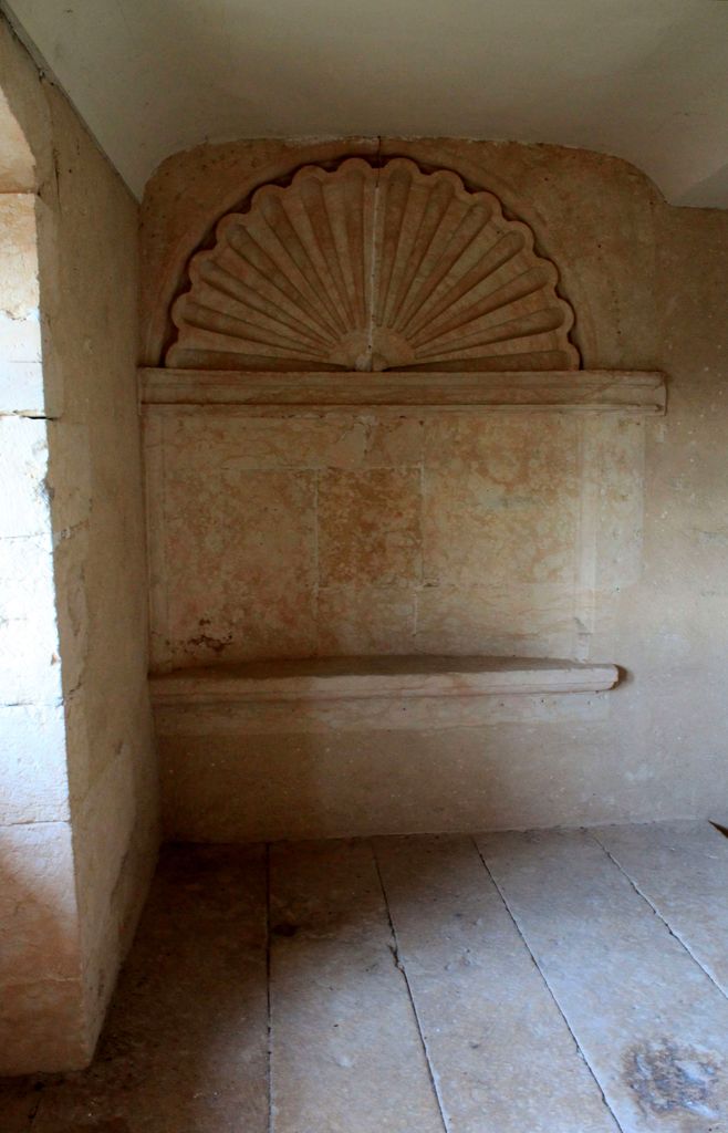 Grand corps de logis, aile sud : palier du deuxième étage ; niche (siège) meublée d'une coquille.
