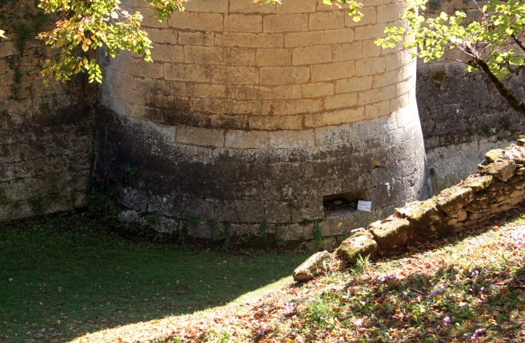 Enceinte du château, détail du pied taluté de la tour occidentale doté de canonnières 