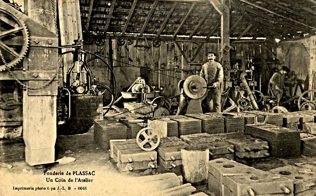 Carte postale : fonderie de Plassac, autour de 1900.