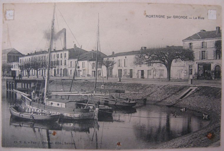 Maisons au bord du port, carte postale vers 1900.