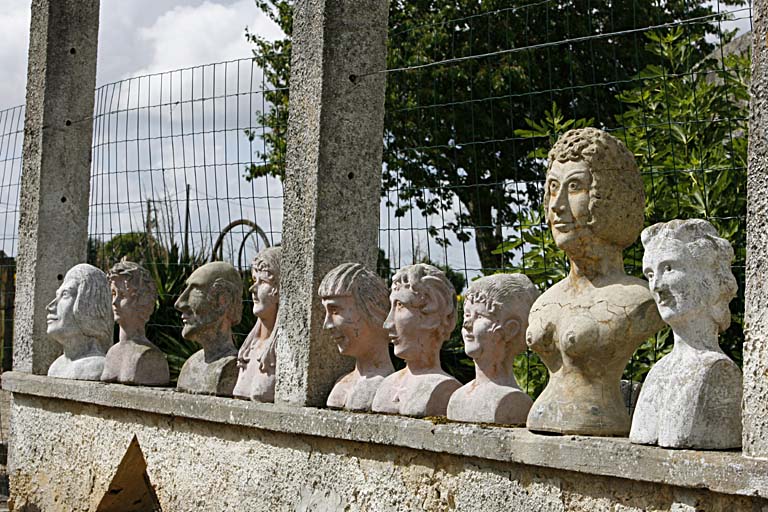 Série de neuf bustes situés dans la partie droite du jardin, sur le muret.