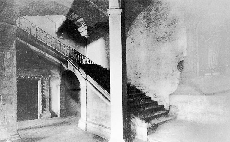 Bâtiments conventuels, hall d'entrée avec escalier. Carte postale ancienne.