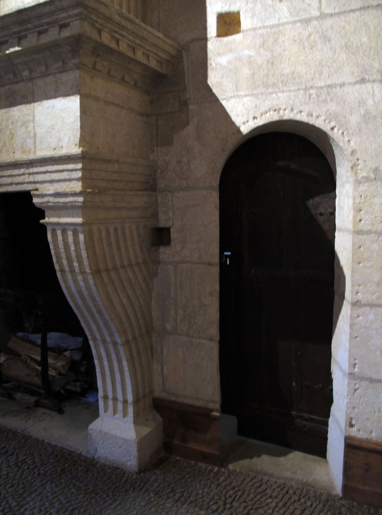 Grand corps de logis, premier étage, sallette à l'angle des deux corps de logis : porte à droite de la grande cheminée donnant accès au cabinet de Jean II de Losse.