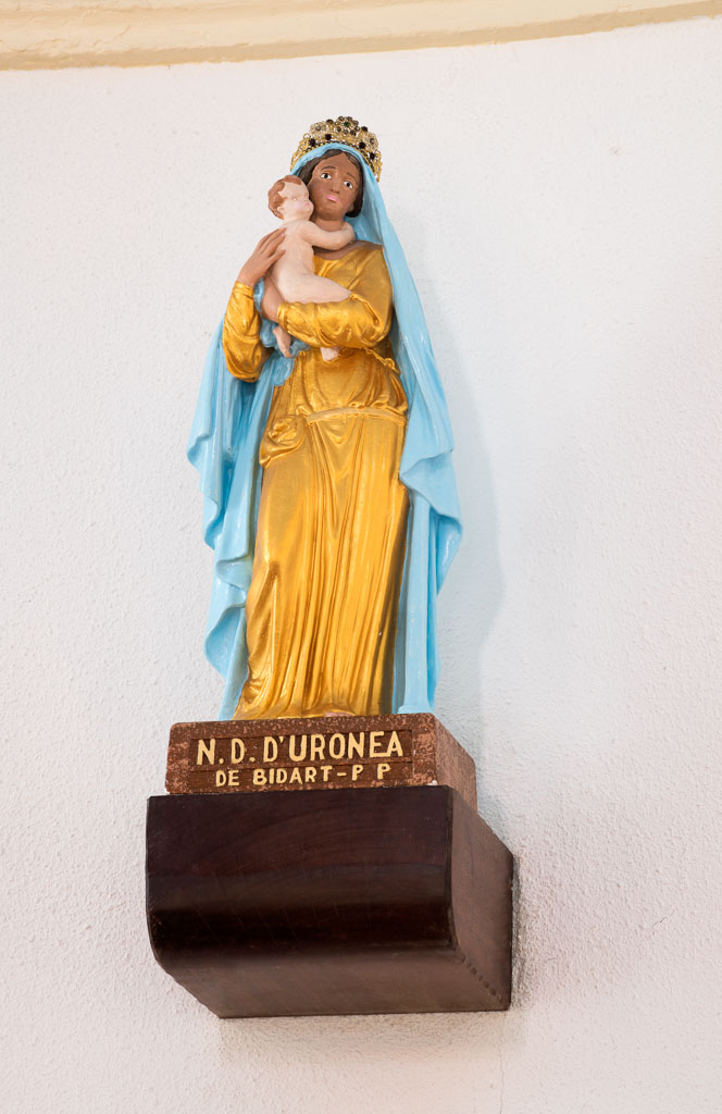 Vue de la statuette Notre-Dame-d'Uronea représentant une vierge à l'enfant.