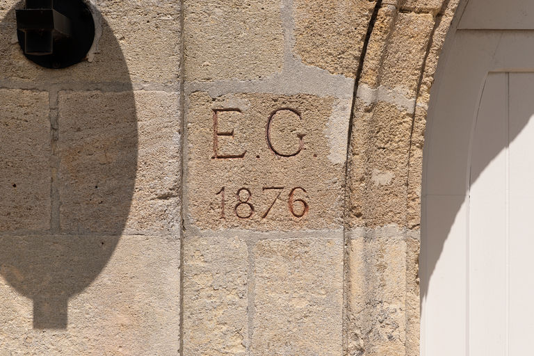 Cuvier, façade principale : détail des initiales EG et de la date 1876.